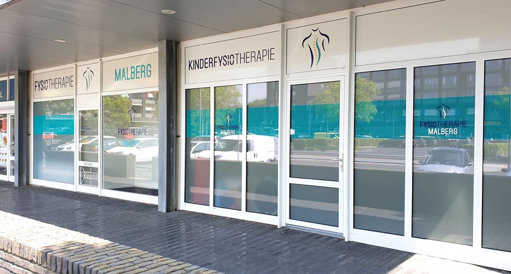 De gevel van Fysiotherapie Malberg aan het Malbergplein met de ingang van de kinderfysiotherapie